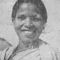White jasmine in their hair and a jewel with pearls in their nostrils: this is how Indian girls adorn themselves for celebrations.